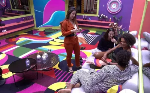 Sisters rindo sobre a situação na sala – Imagem: Reprodução/Globo