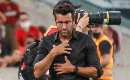 Alberto Valentim está pressionado no comando do Athletico     (Foto: Gabriel Machado/AGIF)