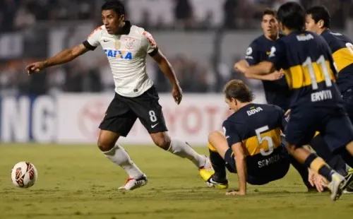 Foto: (Mauro Horita/AGIF) – Em 2013, o duelo entre Corinthians e Boca na Libertadores ficou marcado pelos erros de arbitragem