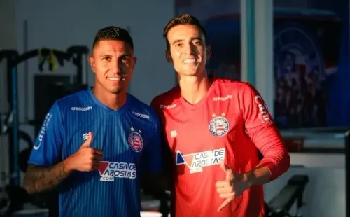 Foto: (Twitter Oficial Bahia/@ECBahia/Divulgação) – Didi, à esquerda, e César, à direita, posaram como novos jogadores do Bahia