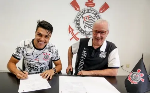 Foto: (Twitter Oficial Corinthians/Rodrigo Coca/Agência Corinthians) – Roni, ao lado de Roberto de Andrade, assinou um novo contrato com o Corinthians nesta quarta (30)