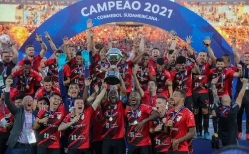 Foto: (FocoUy/AGIF) – O Athletico tem se destacado cada vez mais no cenário sul-americano, já que conquistou dois títulos da Copa Sul-Americana, em 2018 e 2021