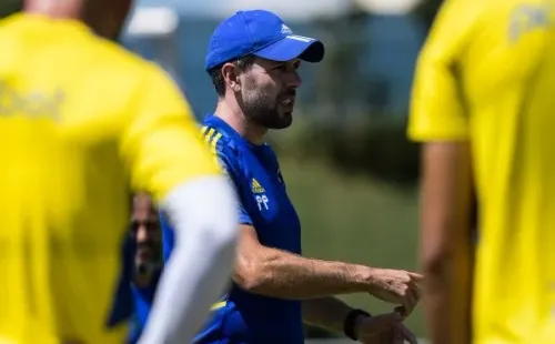 Foto: (Gustavo Aleixo/Cruzeiro) – Pezzolano ainda aguarda a definição dos imbróglios nos bastidores no Cruzeiro para poder contar com Leonardo Pais