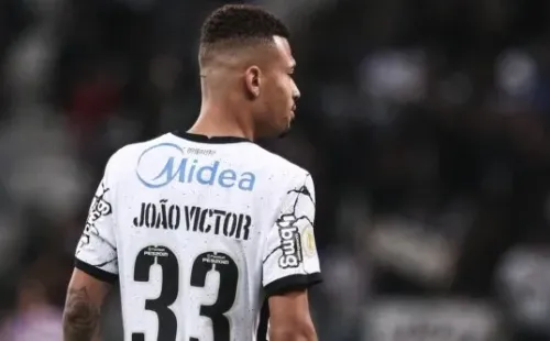 João Victor continua no time titular do Corinthians (Foto: Ettore Chiereguini/AGIF)