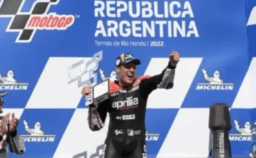 Juan Mabromata/Getty Images – Aleix Espargaró, da Aprilia, comemora vitória no pela MotoGP no GP da Argentina, em Buenos Aires