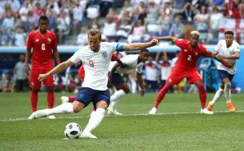 Foto: Clive Brunskill/Getty Images – Kane balançando as redes no Mundial de 2018; cena foi bem habitual, especialmente nos primeiros jogos da Inglaterra