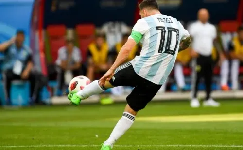 Foto: Andrew Surma/Getty Images – Messi deve vestir a icônica camisa 10 da Argentina pela última vez em um Mundial no Catar, no fim deste ano