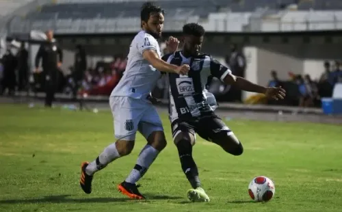 Foto: Rogério Capela/AGIF – Bernardo disputa posição com Norberto na lateral-direita da equipe