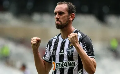 Foto: Fernando Moreno/AGIF – Godín também analisou a briga para ser titular no Galo em 2022