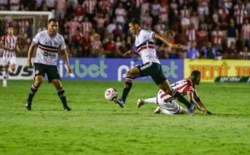 Foto: Rafael Vieira/AGIF – Pela semifinal do Campeonato Pernambucano, o Santa Cruz caiu diante do Náutico
