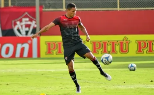 Foto: (Jhony Pinho/AGIF) – Cria da base rubro-negra, Léo Gomes está de volta ao Vitória