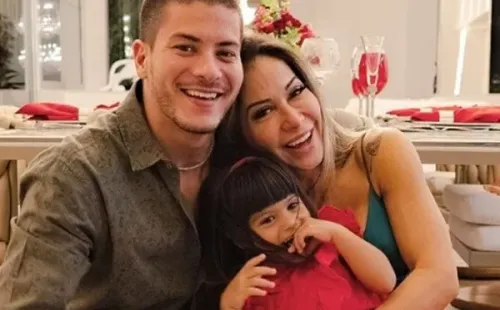 Arthur Aguiar, Maíra Cardi e Sophia, a filha do casal – Foto: Instagram