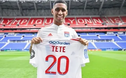 Tetê foi contratado pelo Lyon (Foto: Twitter oficial do Lyon)