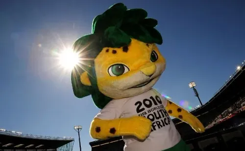 Clive Mason/Getty Images/ Zakumi, mascote da Copa do Mundo da África.