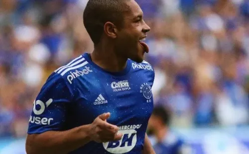 Fernando Moreno/AGIF/ Vitor Roque comemorando gol pelo Cruzeiro.