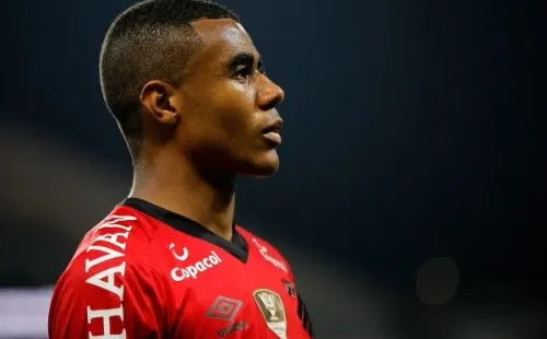 Erick na mira do Inter – Foto: Daniel Vorley/AGIF