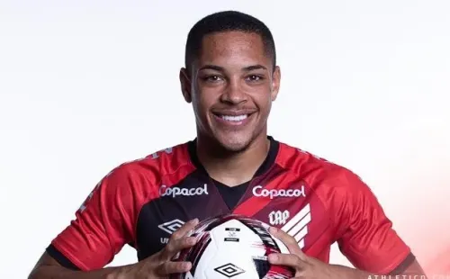 Foto: José Tramontin/athletico.com.br/Divulgação – O atacante utilizará o número que era de Bruno Guimarães