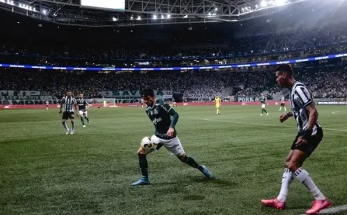Foto:Ettore Chiereguini/AGIF | Raphael Veiga entra no páreo em disputa por vaga na Seleção Brasileira