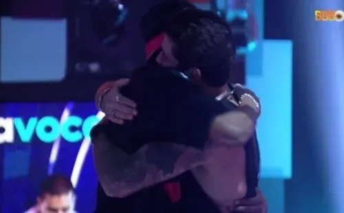 Paulo André e Pedro Scooby se abraçando durante festa no BBB 22 – Imagem: Reprodução/Globo