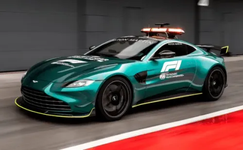 O Aston Martin Vantage estreou nesta temporada da Fórmula 1 como safety car da categoria — Foto: Aston Martin