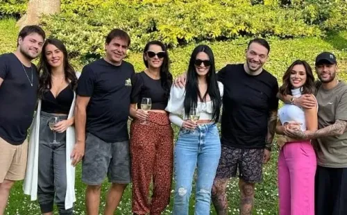 Reprodução/Instagram oficial de Bruna Biancardi – Bruna posa com Neymar e familiares.