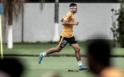 Foto: (Ivan Storti/Santos FC) – Kaiky fez uma atividade à parte no CT do Santos nesta sexta (15), utilizando uma máscara de proteção facial