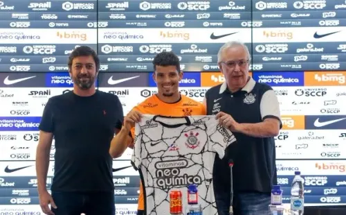 Foto: (Twitter Oficial Corinthians/Rodrigo Coca/Ag. Corinthians) – Apresentado nesta sexta (15), Rafael Ramos já deve estrear com a camisa do Corinthians neste sábado (16)