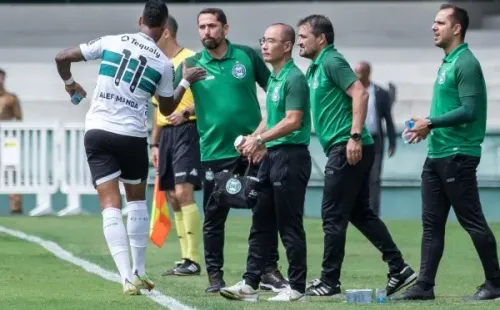 Robson Mafra/AGIF/ Gustavo Morínigo na beira do campo em jogo do Coritiba.