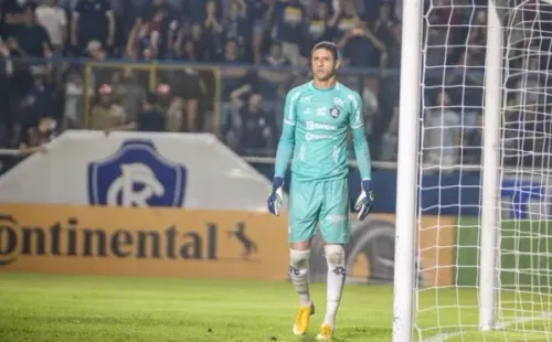 Foto: Fernando Torres/AGIF – O goleiro Vinícius defendeu um pênalti, cobrado por João Paulo