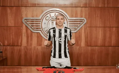 Julio Enciso com a camisa do Libertad (Foto: Site oficial do Libertad)