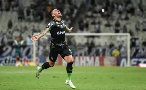 Foto: (Kely Pereira/AGIF) – Victor Luís briga pela titularidade na lateral esquerda do Ceará