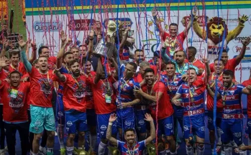 Lucas Emanuel/AGIF/ Jogadores do Fortaleza comemoram título do estadual 2022.