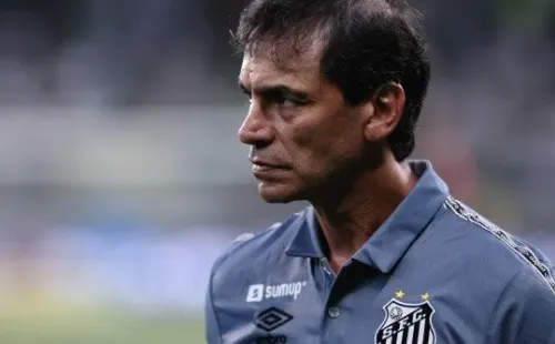 Bustos ”definiu” seus preferidos no sistema defensivo do Santos     (Foto: Ettore Chiereguini/AGIF)