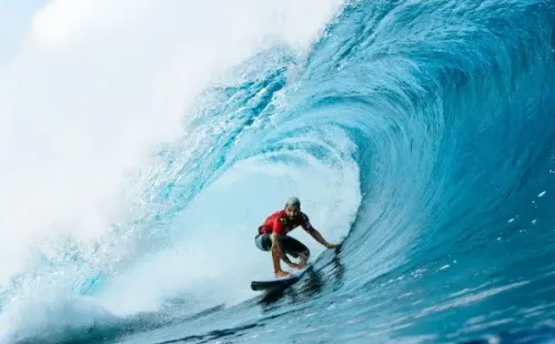 Tony Heff/World Surf League via Getty Images/ Italo Ferreira pegand onda.