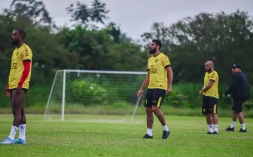 Foto: (Flickr Oficial Brusque/Jefferson Alves/Brusque FC) Wallace Reis, ao centro, vem treinando com o restante do elenco do Brusque