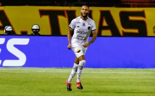 Foto: Rafael Vieira/AGIF – Gustavo Coutinho disputa a artilharia do estadual com Olávio, do Campinense