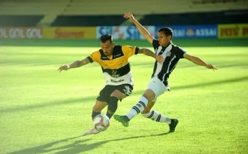 Foto: (Caio Marcello/AGIF) – Andrew em ação pelo Figueirense contra o Criciúma, pela Série C 2021