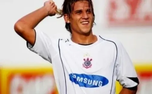 Reprodução Corinthians/ Rafael Moura com a camisa do Corinthians. 