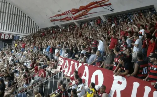 Torcida rubro-negra apoiando o time - Foto: Helena Petry/CRF