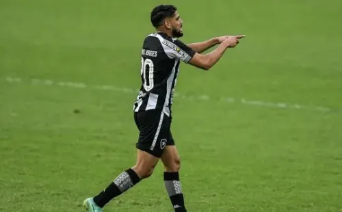 Daniel Borges tem atuado na lateral esquerda do Botafogo     (Foto: Thiago Ribeiro/AGIF)