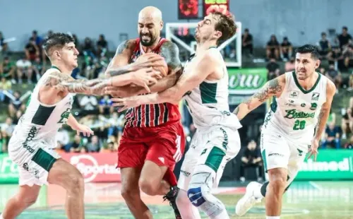 Victor Lira/Bauru Basket – Marquinhos no meio de três adversários