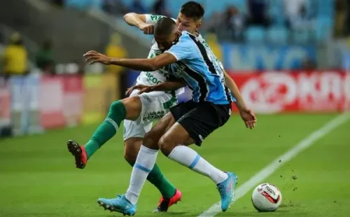 Foto: Pedro H. Tesch/AGIF – Bruno Alves teve que sair carregado de campo em treino do Grêmio nesta 4ª