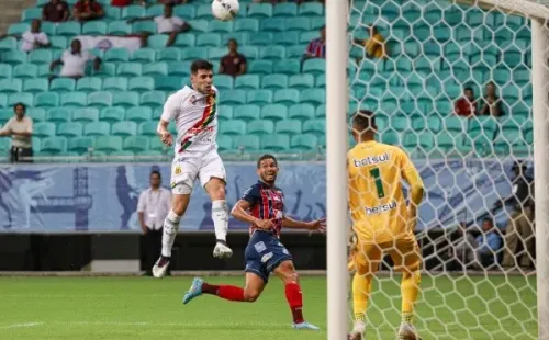 Foto: (Renan Oliveira/AGIF) – Thiago Ennes só foi titular na Bolívia Querida na derrota para o Bahia por 1 a 0, fora de casa, pela 4ª rodada da Série B