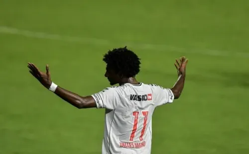 Talles Magno foi revelado pelo Vasco (Foto: Thiago Ribeiro/AGIF)