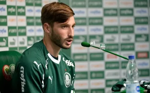Matias Viña com a camisa do Palmeiras (Foto: Bruno Ulivieri/AGIF)