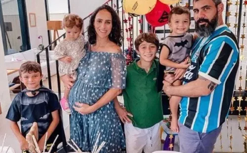 Reprodução/Instagram oficial de Juliano Cazarré – Juliano posa ao lado de seus familiares.