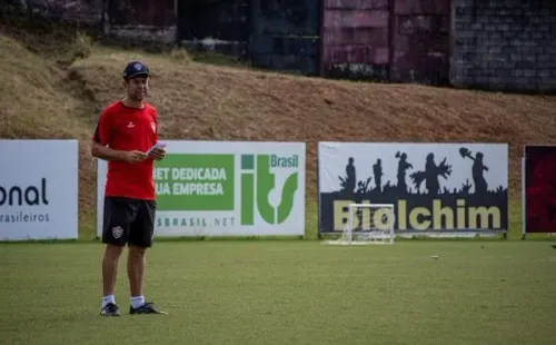 Foto: (Flickr Oficial Vitória/Pietro Carpi) – Fabiano Soares comanda treina do Vitória na Toca do Leão