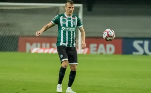 Foto: Robson Mafra/AGIF – Henrique retornou ao Coritiba após 14 anos em 2021