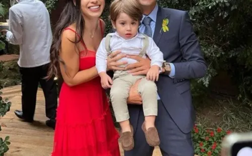 Reprodução/Instagram oficial de Sthefany Brito – Sthefano posa ao lado de seu marido e filho.