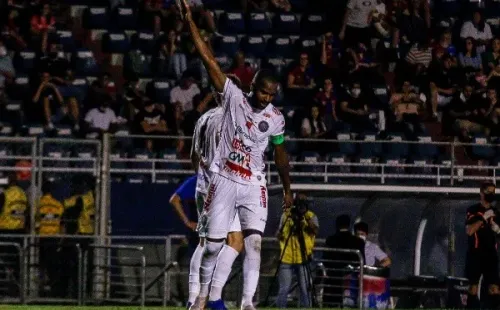 Foto: (Gabriel Machado/AGIF) – A dupla Thales e Reniê tomou quatro gols em seis jogos disputados pelo Operário nesta Série B
